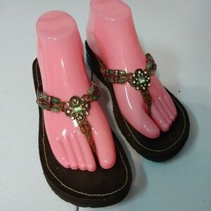 🌞🌞🌞 No Boundaries size 6 brown and green beaded flip flops EUC